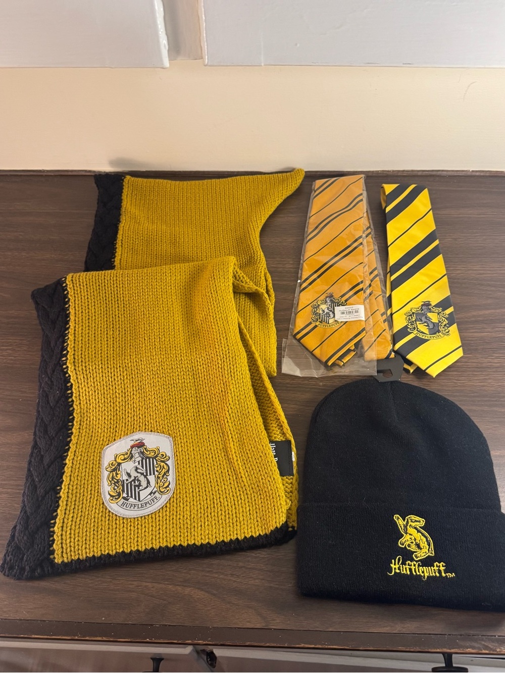 Harry Potter Hufflepuff Lot Hooded Scarf Beanie & 2 Ties Hogwarts
